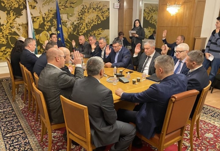 За по малко от 8 минути Комисията по отбрана в парламента